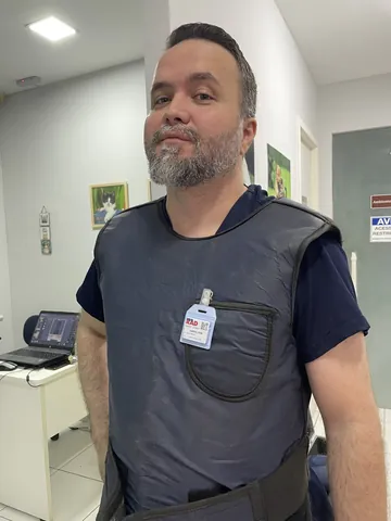 Integrante da equipe RAD usando avental de proteção radiológica
